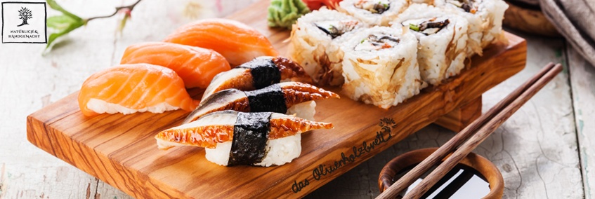 Sushi auf Olivenholz Bretter